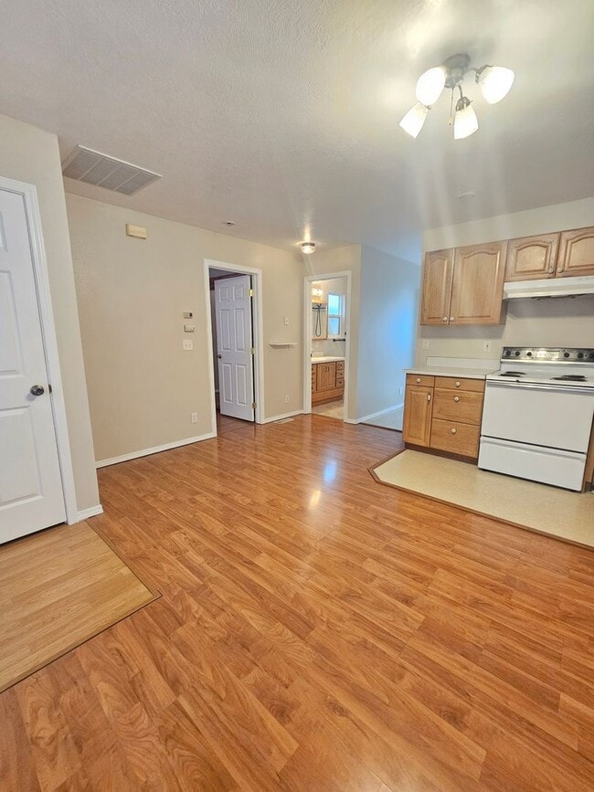 Building Photo - 1517 S Denver Ave