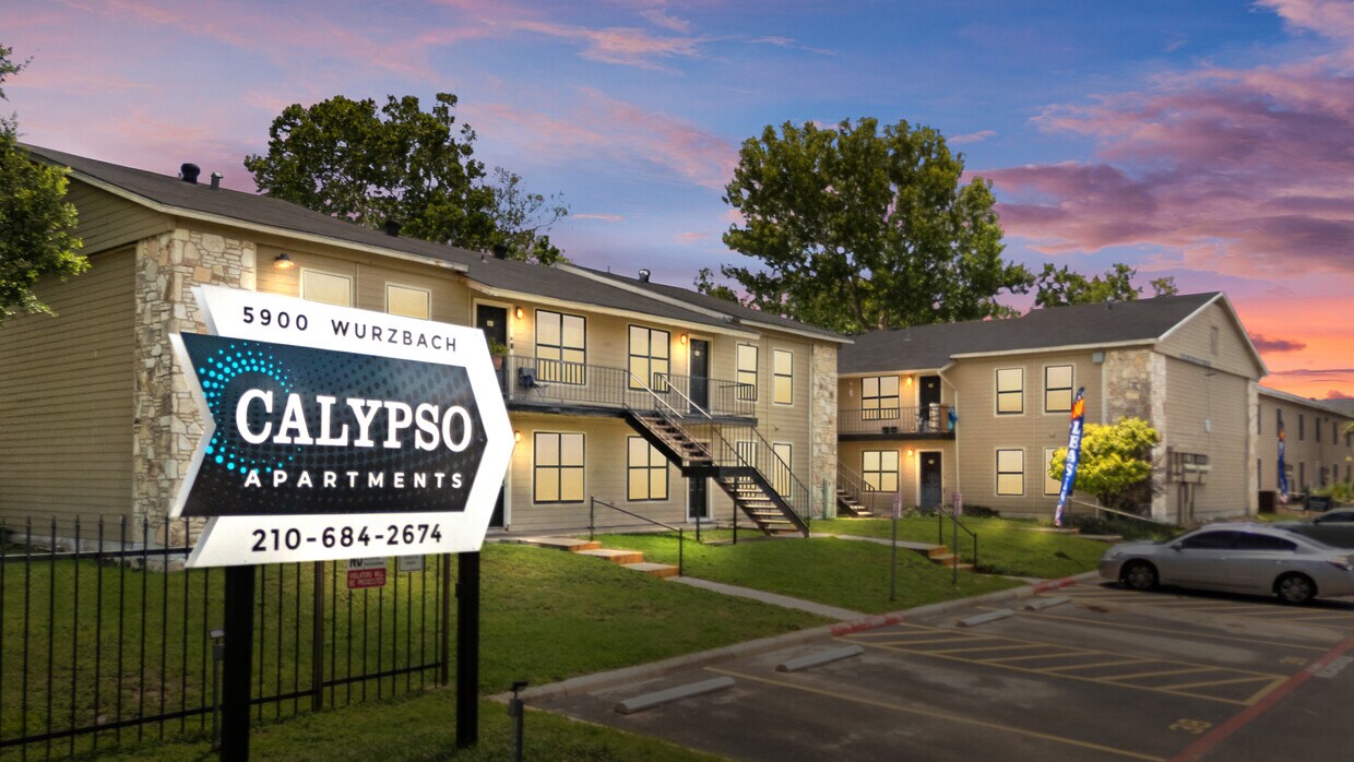 Entrada al anochecer - Calypso Apartments