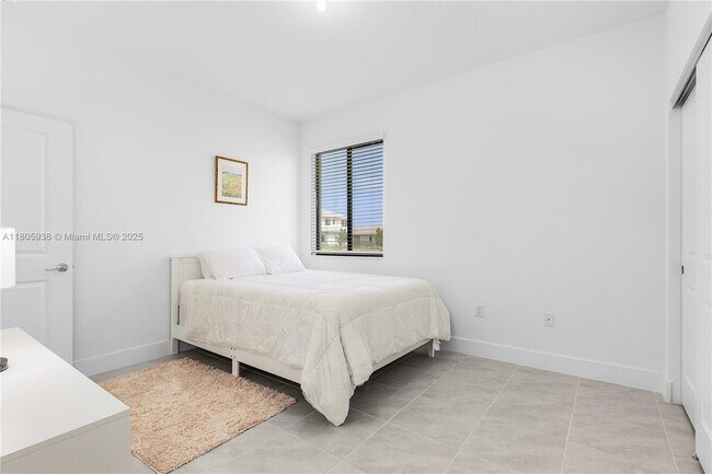 Building Photo - 5061 Penella Ave