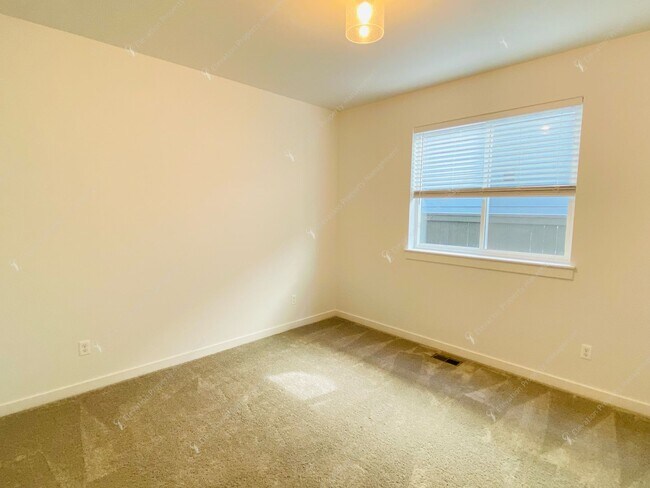 Building Photo - Bright & Spacious SE Bend Retreat with Vaulted Ceilings and Luxurious Primary Suite