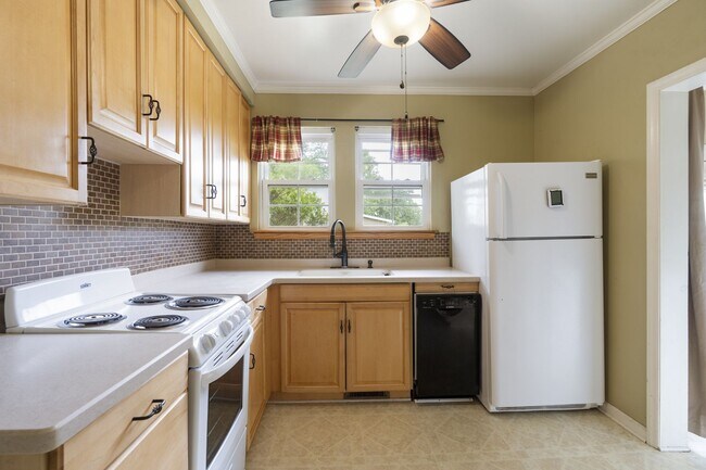 Foto del edificio - Siler City Charmer! Fenced in yard and mov...