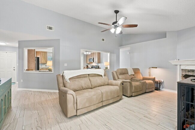 Foto del edificio - "Charming Pet Friendly 4-Bed Oasis in South Crestview with $500.00 Off First Full Months Rent!"