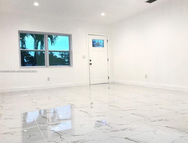 Building Photo - 6710 SW 18th Ct