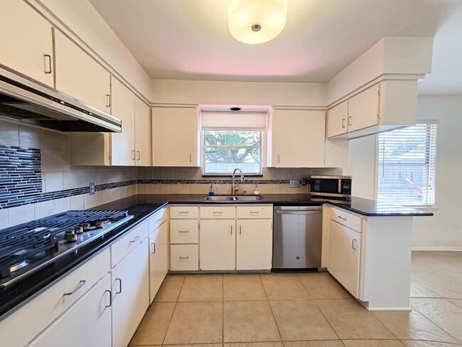 Building Photo - 9507 Meadowbriar Ln