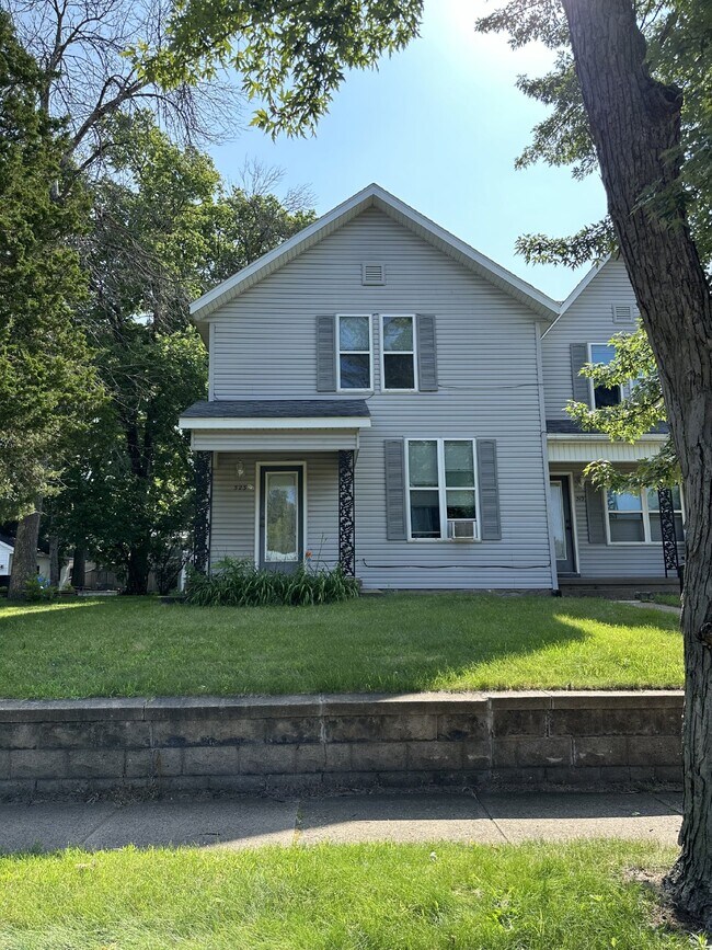 Building Photo - Great 1 bed 1 bath, not far from UWEC