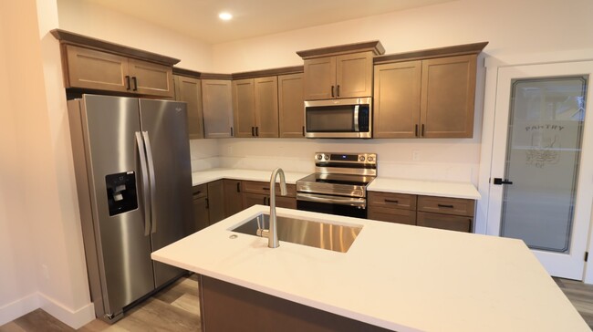 Foto del edificio - 4/3.5 Townhome SE Bend.