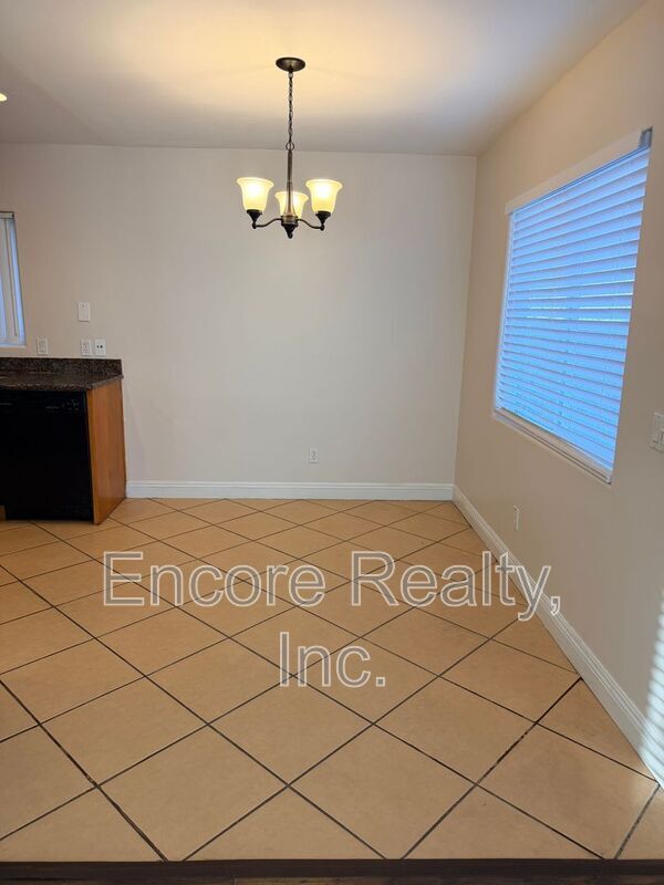 Building Photo - 1379 Monserate Ave