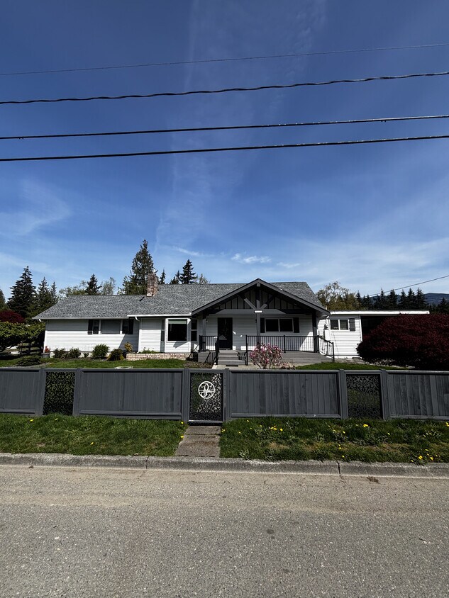 Foto principal - 1122 E State St