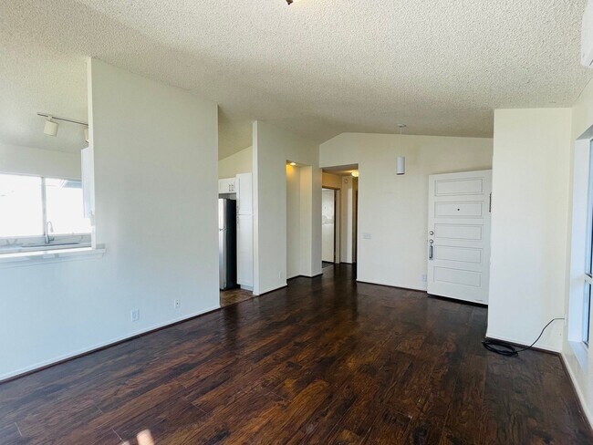 Foto del edificio - Partly Furnished 3-bedroom, 2-bath home at...