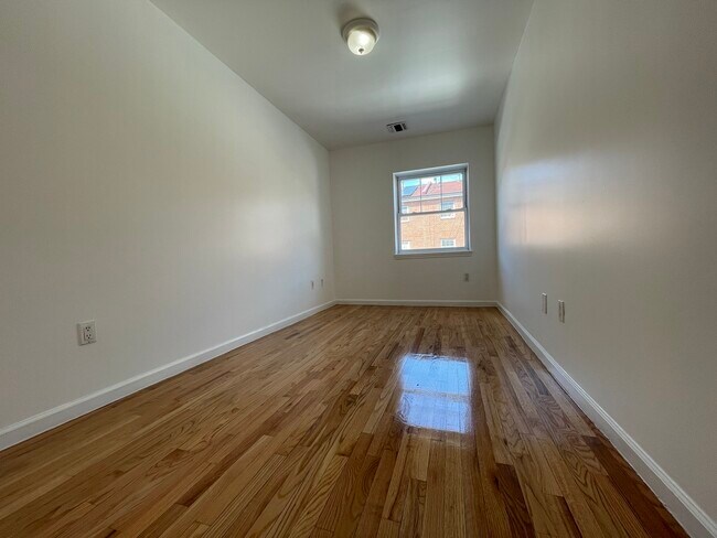 Building Photo - 432 Amber St