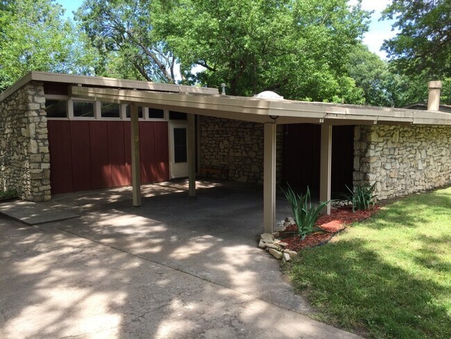 Foto del edificio - Just a Few Blocks from Campus! Unique mid ...