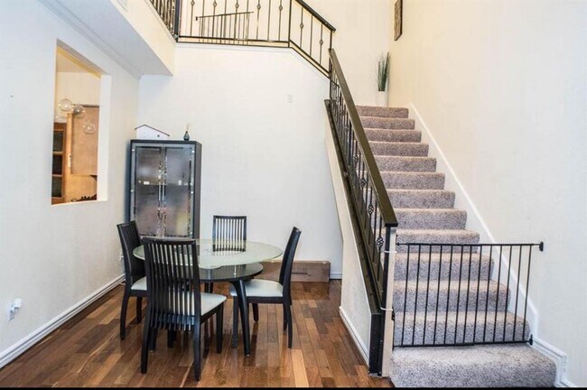 Building Photo - 1112 Bering Dr
