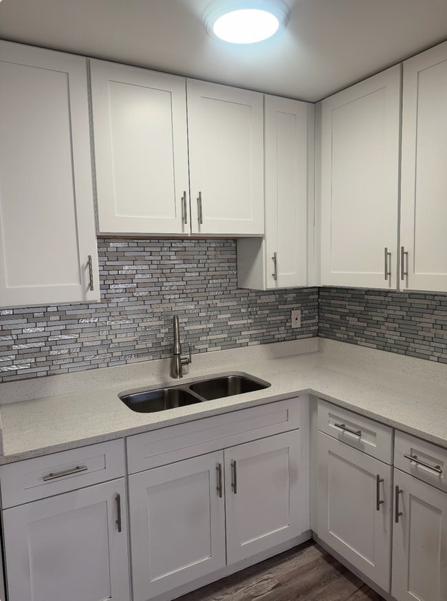 Building Photo - Updated 5 Bedroom Home