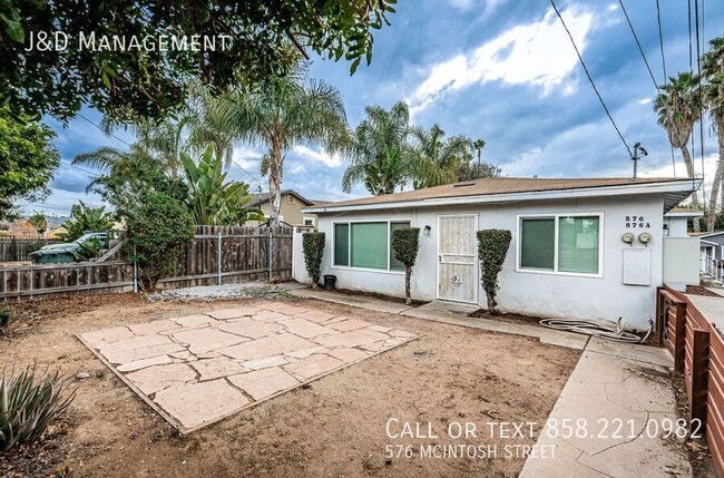 Foto del edificio - Renovated Duplex w/ Parking and Fenced Yard