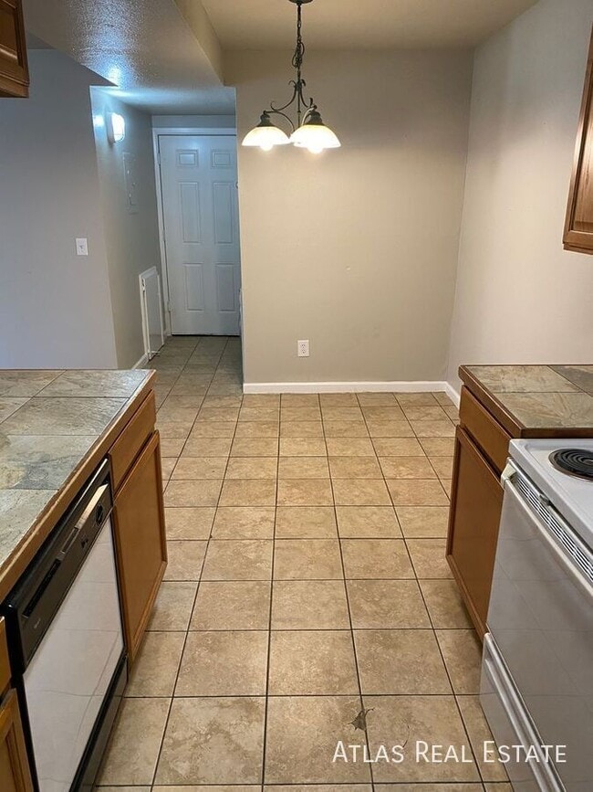 Building Photo - 851 S Uravan Ct