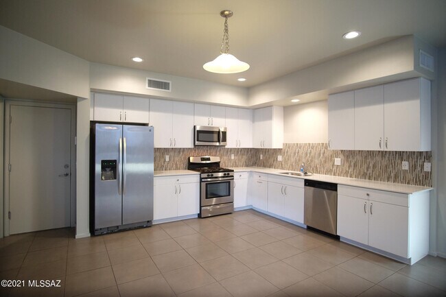Building Photo - 932 E Lustrum Ln