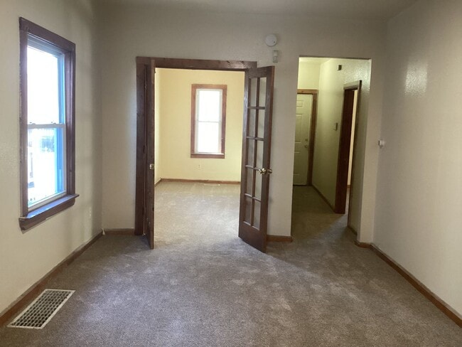 Foto del edificio - 3 bedroom single family home with detached...