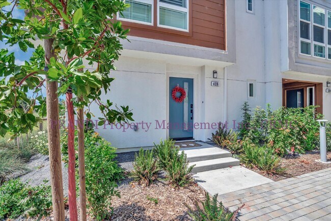 Building Photo - Stunning Newer Home with Quality Finishes,...