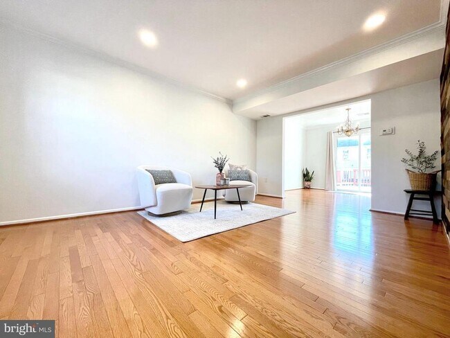 Building Photo - 27 Chantilly Ct