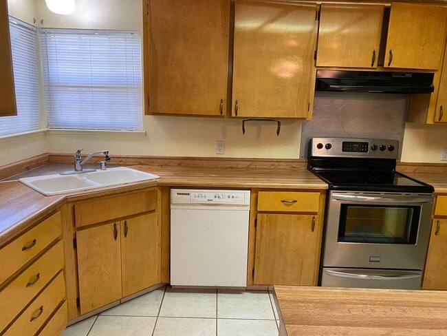 Building Photo - 3 Bedroom 2 Bath Home