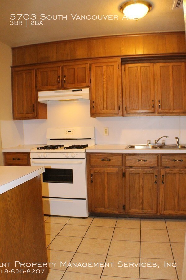 Building Photo - 3 Bedroom Duplex, West Tulsa