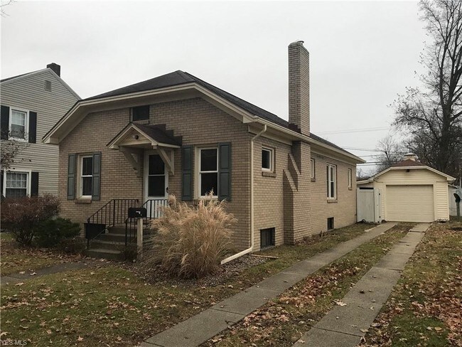 Building Photo - 119 S Reeves Ave