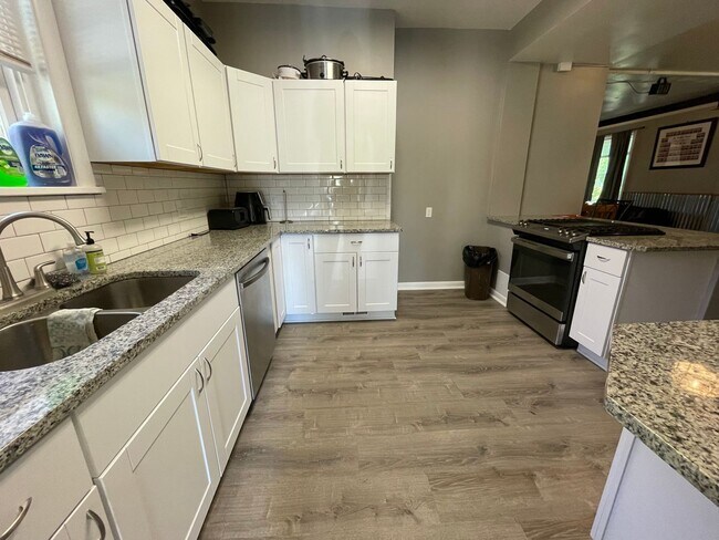 Foto del edificio - 9 Bedroom - PRE-LEASING FOR MID-MAY