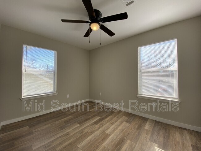 Building Photo - Move in special: 50% OFF your First Month'...