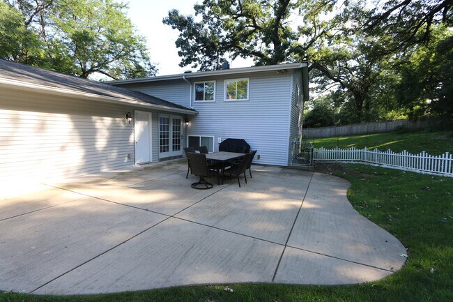 Building Photo - 1401 Hillside Ln