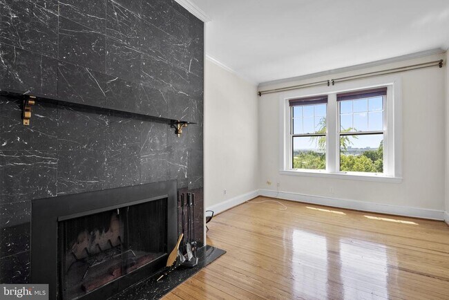 Foto del edificio - 3014 Dent Pl NW