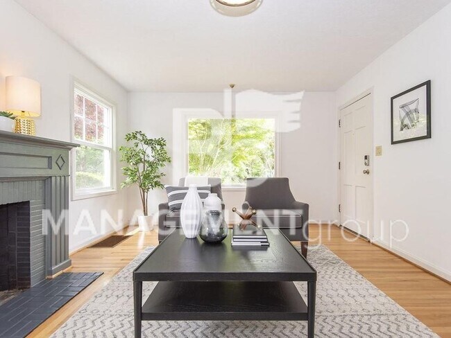 Building Photo - MUST SEE! Trending Close-in N Portland Home- Bright & Airy- Beautiful Kitchen- Fenced Yard w/Pati...
