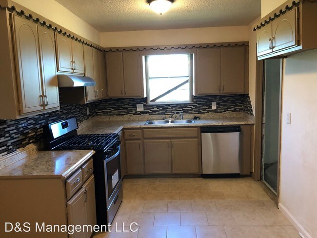 Building Photo - 404 W Silverwood Dr
