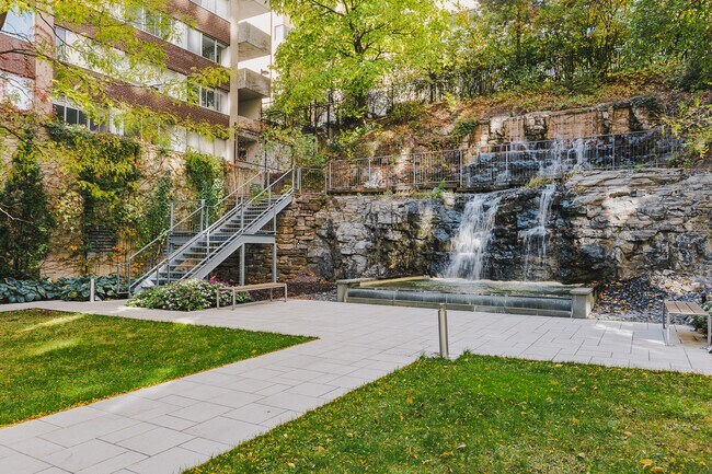 Building Photo - Le Parc