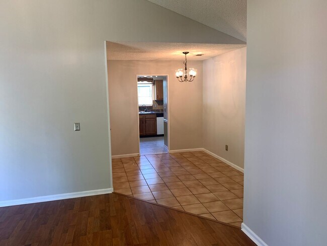 Building Photo - 3BR/2BA Available Immediately