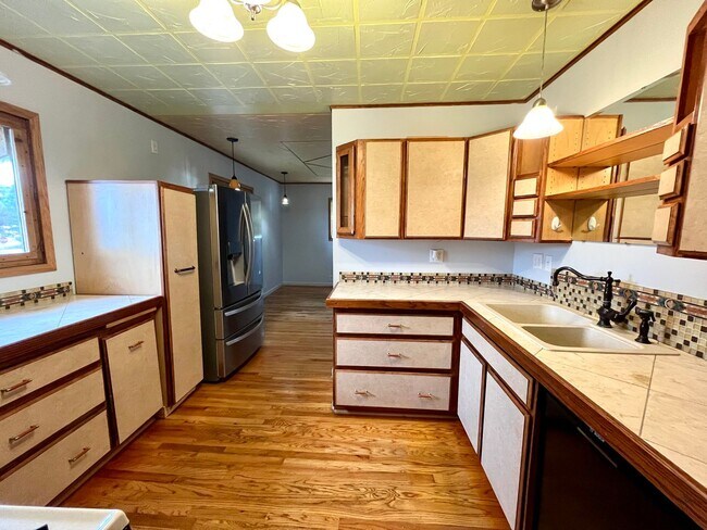 Building Photo - Charming 3-Story Home with Modern Amenities - Pet Friendly!