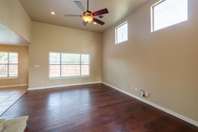 Building Photo - 2102 Laura Ct