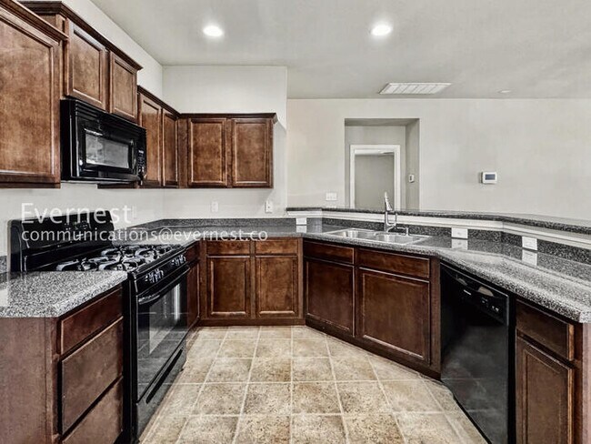 Foto del edificio - 3 Bed/2 Bath Home with Fenced Yard & Garage / Pet-Friendly / Available Soon!