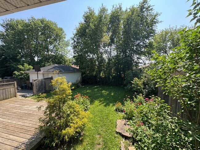 Photo du bâtiment - Fully Finished 3 plus den on East Mountain