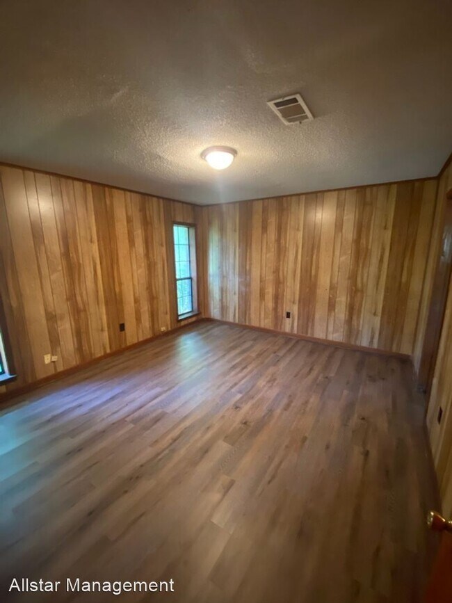 Building Photo - 4 br, 1.5 bath House - 1028 Suncrest St