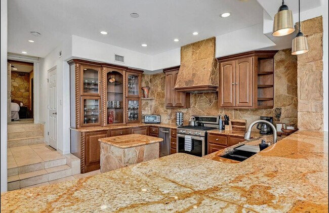 Building Photo - 3711 Highland Dr