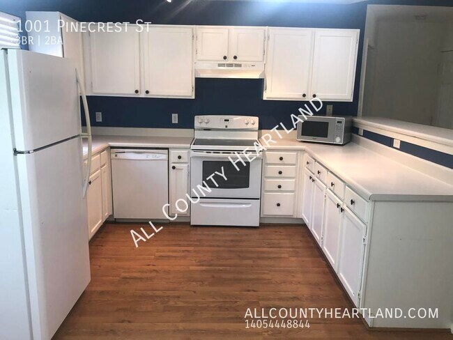 Building Photo - 1001 Pinecrest St