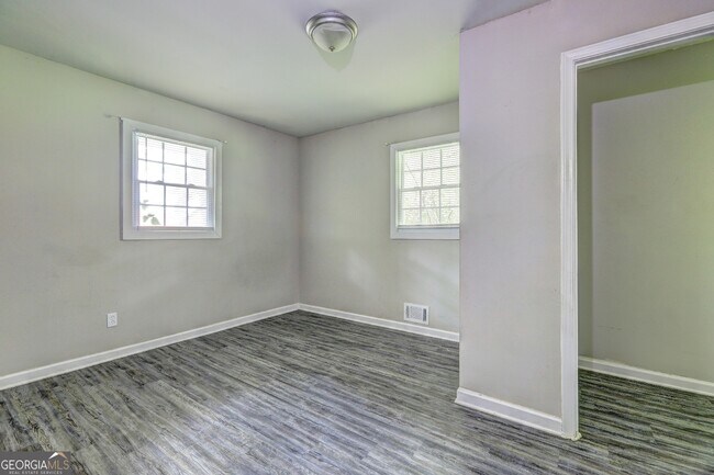 Foto del edificio - 2069 Hillcrest Dr