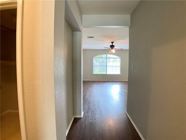 Foto del edificio - 5801 Fitchwood Ln