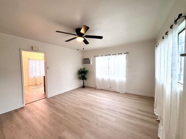 Building Photo - 1540 W 60th St