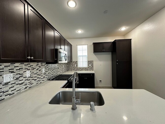 Building Photo - 5846 Ginger Dr