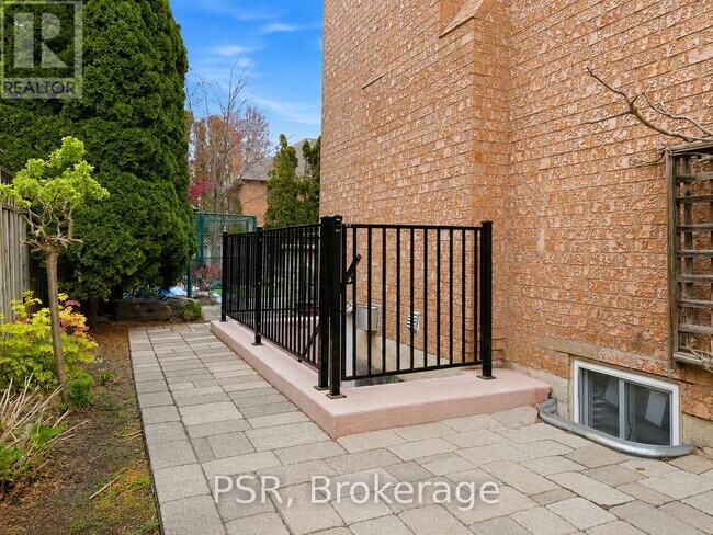 Photo du bâtiment - 1479 Bancroft Dr
