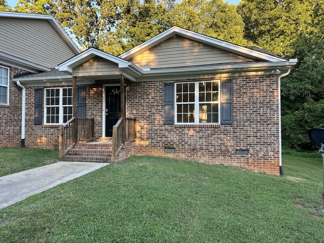 Foto principal - Spacious 3 Bedroom, 2 Bath- OPEN HOUSE THI...