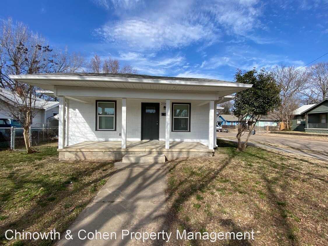 Primary Photo - 3 br, 1 bath House - 2547 E 10th St