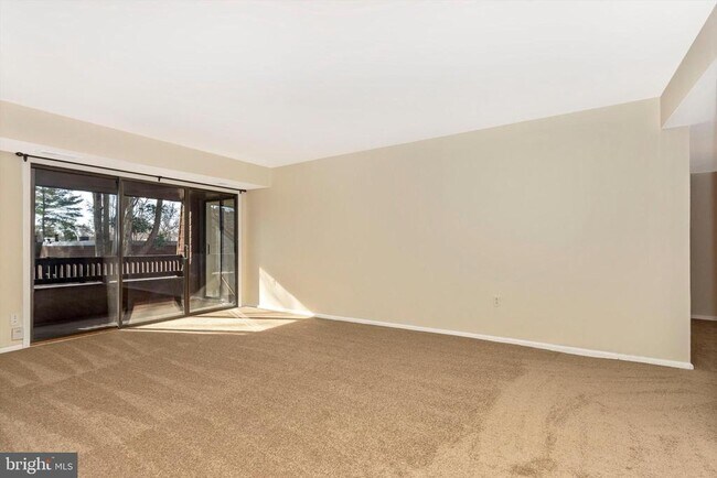 Foto del edificio - 5232 W Running Brook Rd
