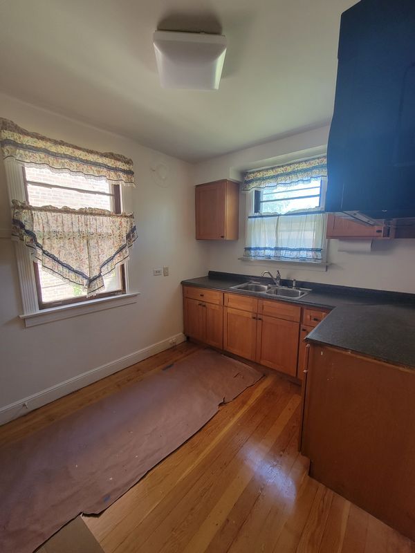 Foto del edificio - 10529 S Eberhart Ave